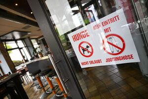 Ein Schild am Eingang weist darauf hin, wer und was nicht in das Café darf., © Marius Bulling/dpa