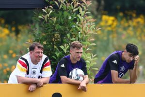 Mein Freund, der Ball: Kapitän Joshua Kimmich (M) als Zuschauer am Ende des Trainings. , © Daniel Karmann/dpa