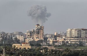 Rauch über Gebäuden von Gaza Stadt nach einem israelischen Luftangriff (Archivbild), © Abed Rahim Khatib/dpa