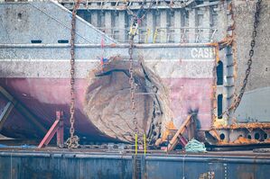 Das Wrack der gesunkenen «Verity» ist vom Meeresgrund geholt worden. Am Heckteil ist deutlich erkennbar, wo das Schiff gerammt wurde. Durch das Loch in der Bordwand drang Wasser ein, der Frachter sank. , © Sina Schuldt/dpa