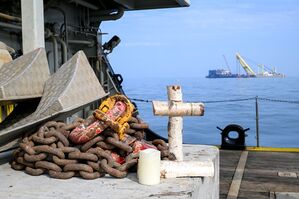 Bei dem Zusammenstoß des Küstenmotorschiffs «Verity» und des Frachters «Polesie» am 24. Oktober 2023 sind nach Einschätzung der Behörden fünf Seeleute ums Leben gekommen. In der Nähe des Unfallortes hält ein Diakon von der Seemannsmission eine Andacht - im Gedenken an die Toten und Vermissten., © Sina Schuldt/dpa