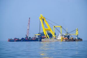 Bei der Bergung des gesunkenen Frachters «Verity» in der Deutschen Bucht war einer der stärksten Schwimmkräne Europas im Einsatz. Er hob die beiden Teile des zweigeteilten Schiffs aus dem Wasser. , © Sina Schuldt/dpa