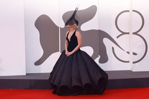 Lady Gaga ist für ihre extravaganten Outfits bekannt., © Vianney Le Caer/Invision/AP/dpa