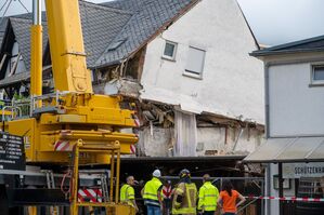 Ein Stockwerk war quasi in sich zusammengesackt. (Archivbild), © Harald Tittel/dpa