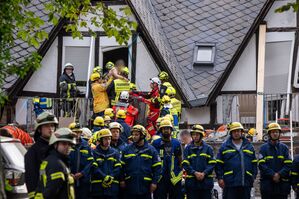 Nach dem Einsturz werden Verschüttete gerettet. (Archivbild), © Harald Tittel/dpa