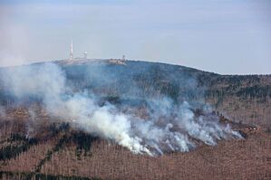 Der Brand unterhalb des Brockens im Harz ist noch nicht unter Kontrolle (Foto aktuell). , © Matthias Bein/dpa