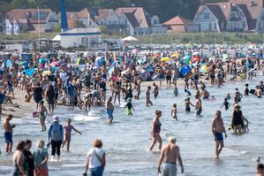 Die Strände waren überfüllt., © Stefan Sauer/dpa