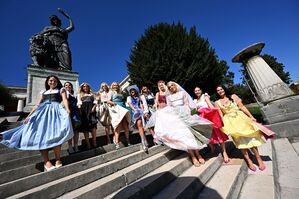 Models in verschiedenen Dirndl-Modellen posieren vor der Bavaria (Foto Produktion)., © Felix Hörhager/dpa