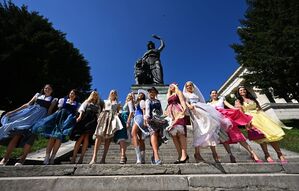 Dirndl gehören zur Wiesn dazu (Foto Produktion)., © Felix Hörhager/dpa