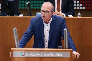 SPD-Oppositionsführer Jochen Ott kritisierte, dass die Opposition nicht frühzeitig in das Maßnahmenpaket eingebunden worden sei., © David Young/dpa