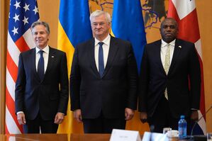 Der ukrainische Außenminister Andrij Sybiha traf seine beiden Amtskollegen Antony Blinken und David Lammy zu Gesprächen., © Mark Schiefelbein/AP/dpa