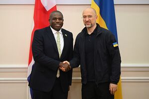 Der ukrainische Regierungschef Denys Schmyhal hat den britischen Außenminister David Lammy nochmals um die Freigabe weitreichender Waffen gebeten., © Leon Neal/PA Wire/dpa