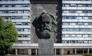 Der «Nischel» (Kopf), wie die Chemnitzer ihre riesige Marx-Skulptur nennen, ist nur eine von vielen Sehenswürdigkeiten in der Kulturhauptstadt 2025. Der 40 Tonnen schwere, riesige Philosophenkopf aus Bronze gilt als die zweitgrößte Porträtbüste der Welt. Sie stammt vom russischen Bildhauer Lew Kerbel (1917-2003) und wurde am 9. Oktober 1971 enthüllt. (Archivbild), © Hendrik Schmidt/dpa-Zentralbild/dpa