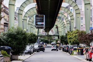 Die Schwebebahn ist schon länger ein Coolheitsfaktor der Stadt Wuppertal. Nun wird sie explizit als Reiseziel für 2025 empfohlen., © Rolf Vennenbernd/dpa