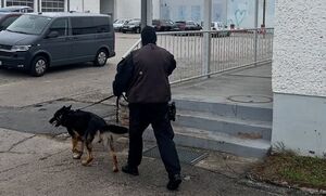 Ein Spürhund kommt zum Einsatz am Vereinssitz des Islamischen Zentrums in Fürstenwalde im Osten Brandenburgs., © Lutz Deckwerth/dpa