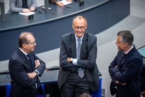 Unionsfraktionschef Friedrich Merz (CDU) schlägt jetzt testweise umfassende Zurückweisungen an den Grenzen vor. Dagegen haben vor allem Grüne und SPD europarechtliche Bedenken., © Michael Kappeler/dpa