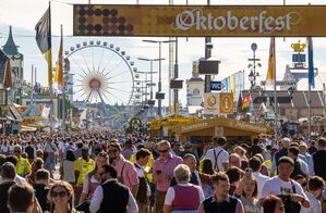 Die Sicherheitskontrollen auf dem diesjährigen Oktoberfest sollen intensiviert werden. (Archivbild), © Peter Kneffel/dpa