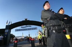 An den Eingängen zur Wiesn wird stichprobenartig kontriolliert. (Archivbild), © Karl-Josef Hildenbrand/dpa