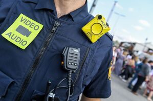 Beamte sind mit Bodycams unterwegs. (Archivbild), © Felix Hörhager/dpa