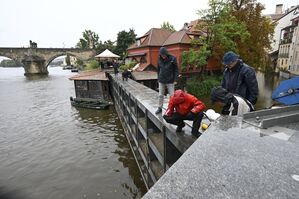 Tschechiens Hauptstadt Prag wappnet sich gegen ein drohendes Hochwasser (Foto aktuell)., © Kamaryt Michal/CTK/dpa