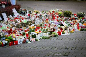 Nach dem Terror in Solingen gibt es eine öffentliche Fahndung nach einem Handy und einer Uhr., © Christoph Reichwein/dpa