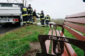 Feuerwehrleute in Polen errichten mit Sandsäcken eine Barriere gegen das drohende Hochwasser in der Nähe des Flusses Barycz in Odolanow., © Tomasz Wojtasik/PAP/dpa