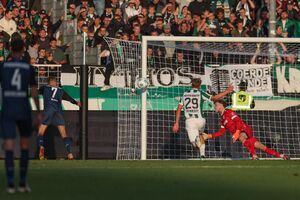 Bilbija (l) trifft zum 1:1., © Friso Gentsch/dpa