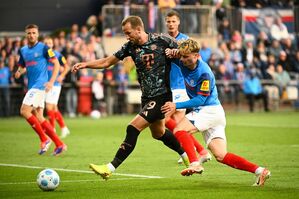 Bayerns Harry Kane (l-r) behauptet den Ball gegen Kiels Finn Porath., © Gregor Fischer/dpa