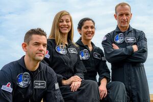 Die vier Crewmitglieder noch vor ihrem Ausflug ins All von links nach rechts: Jared Isaacman (l-r), Tech-Unternehmer, Anna Menon und Sarah Gillis, SpaceX-Mitarbeiterinnen, und Scott Poteet, pensionierter Oberstleutnant der Air Force. (Archivbild), © John Kraus/Polaris/AP/dpa