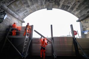 Mitarbeiter der technischen Dienste in Dresden bauen einen Schutz gegen das Hochwasser der Elbe auf. , © Robert Michael/dpa