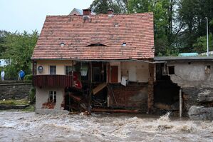 Hochwasser hat im polnischen Kurort Ladek-Zdroj (Bad Landeck) Schäden angerichtet., © Maciej Kulczynski/PAP/dpa