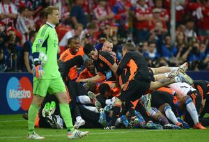 Manuel Neuer (l) nach dem entscheidenden Elfmeter, im Hintergrund jubeln die Chelsea-Profis., © picture alliance / dpa