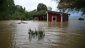 Eine Hütte in Pottenbunn im österreichischen Gebiet St. Pölten ist von Hochwasser umgeben., © Helmut Fohringer/APA/dpa