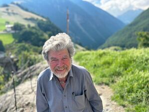 Reinhold Messner steht vor seinem Schloss Juval., © Christoph Sator/dpa