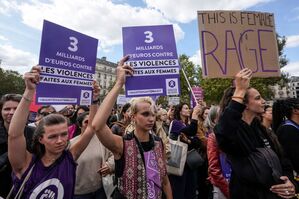 Der spektakuläre Missbrauchsprozess in Avignon hat zu frankreichweiten Demonstrationen gegen sexuelle Gewalt gegen Frauen geführt., © Michel Euler/AP