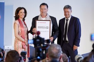 Der Ex-Gouverneur von Kalifornien, Arnold Schwarzenegger hat in Berlin die Ehrendoktorwürde erhalten. , © Joerg Carstensen/dpa