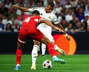 Kylian Mbappé im Zweikampf mit Josha Vagnoman., © Jan Woitas/dpa