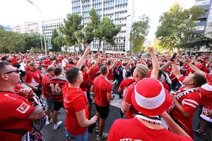 Die Fans des VfB Stuttgart feiern die Rückkehr auf die Königsklassen-Bühne., © Jan Woitas/dpa