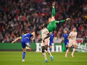 Manuel Neuer (oben) gibt nach seiner Auswechslung Entwarnung., © Michael Weber/Eibner-Pressefoto/dpa