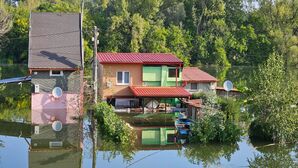 In der Slowakei ist das Hochwasser noch nicht überstanden., © Milan Drozd/TASR/dpa