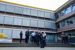 In der Gesamtschule in Duisburg mit fast 1300 Schülerinnen und Schülern sind die Bildungsgänge Hauptschule, Realschule und Gymnasium zusammengefasst., © Christoph Reichwein/dpa