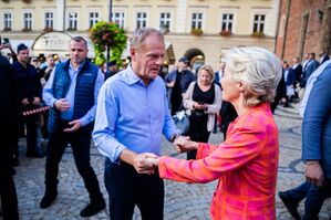 Ursula von der Leyen und Donald Tusk demonstrieren Einigkeit., © Christoph Soeder/dpa-ENR-Pool/dpa