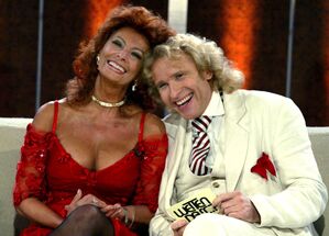 Sophia Loren bei einem «Wetten, dass...?»-Auftritt mit Thomas Gottschalk., © Michael Urban/ddp/POOL/dpa