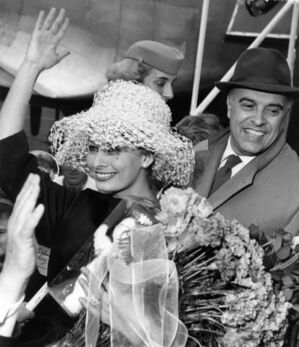 Sophia Loren mit ihrem Ehemann Carlo Ponti 1959 bei der Ankunft in Berlin. (Foto: Archiv), © picture alliance / dpa