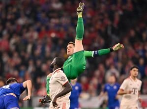 Bei dieser Rettungstat gegen Zagreb verletzt sich Manuel Neuer (oben)., © Michael Weber/Eibner-Pressefoto/dpa