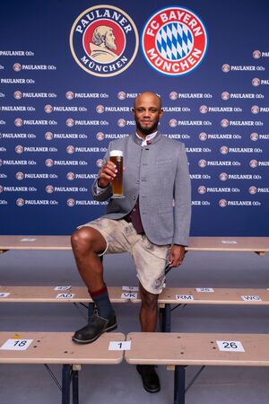 Vincent Kompany in bayerischer Tracht bei einem Sponsoren-Termin., © Lennart Preiss/dpa