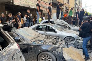 Menschen versammeln sich nach einem israelischen Angriff in Libanons Hauptstadt Beirut., © Bilal Hussein/AP