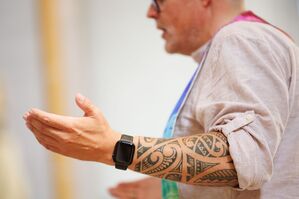 Der tätowierte Seelsorger Frank Kribber beim Tattoo-Gottesdienst in der Johanniskirche., © Friso Gentsch/dpa