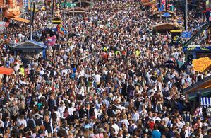 Dichtes Gedränge am Samstagnachmittag auf dem Oktoberfest., © Karl-Josef Hildenbrand/dpa