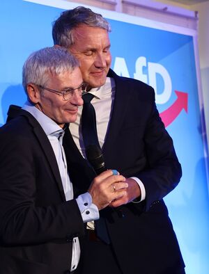 Hans-Christoph Berndt feiert mit Björn Höcke, dem Sprecher des Landesverbands der AfD in Thüringen., © Christoph Soeder/dpa